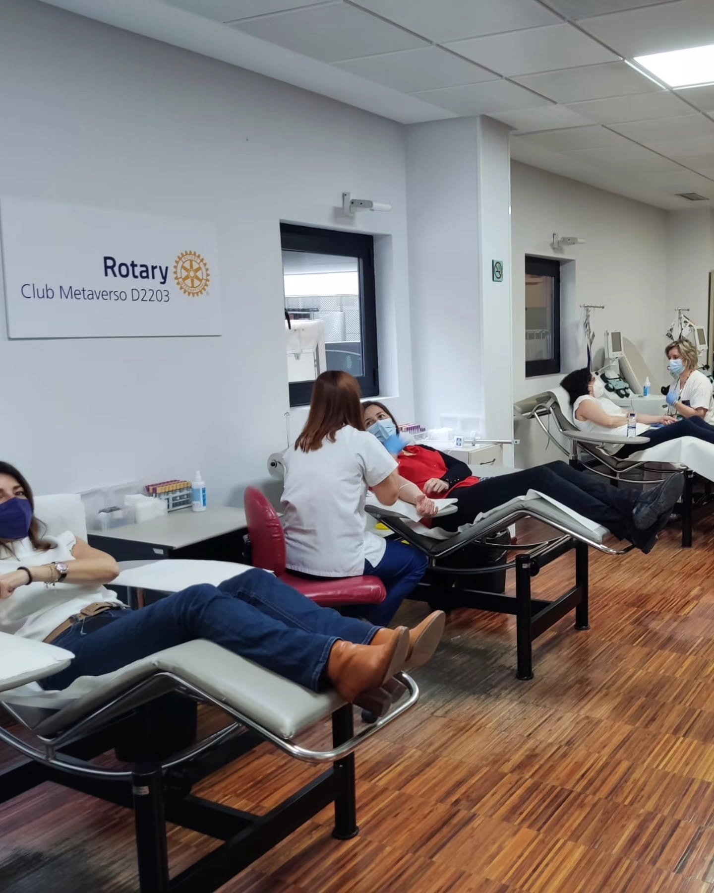 Personas participando en una jornada de donación de sangre vinculada al Rotary Club Metaverso