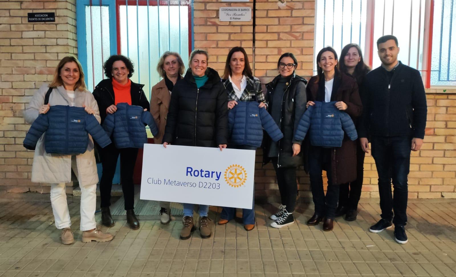 Entrega del proyecto Abrigos infantiles por Navidad