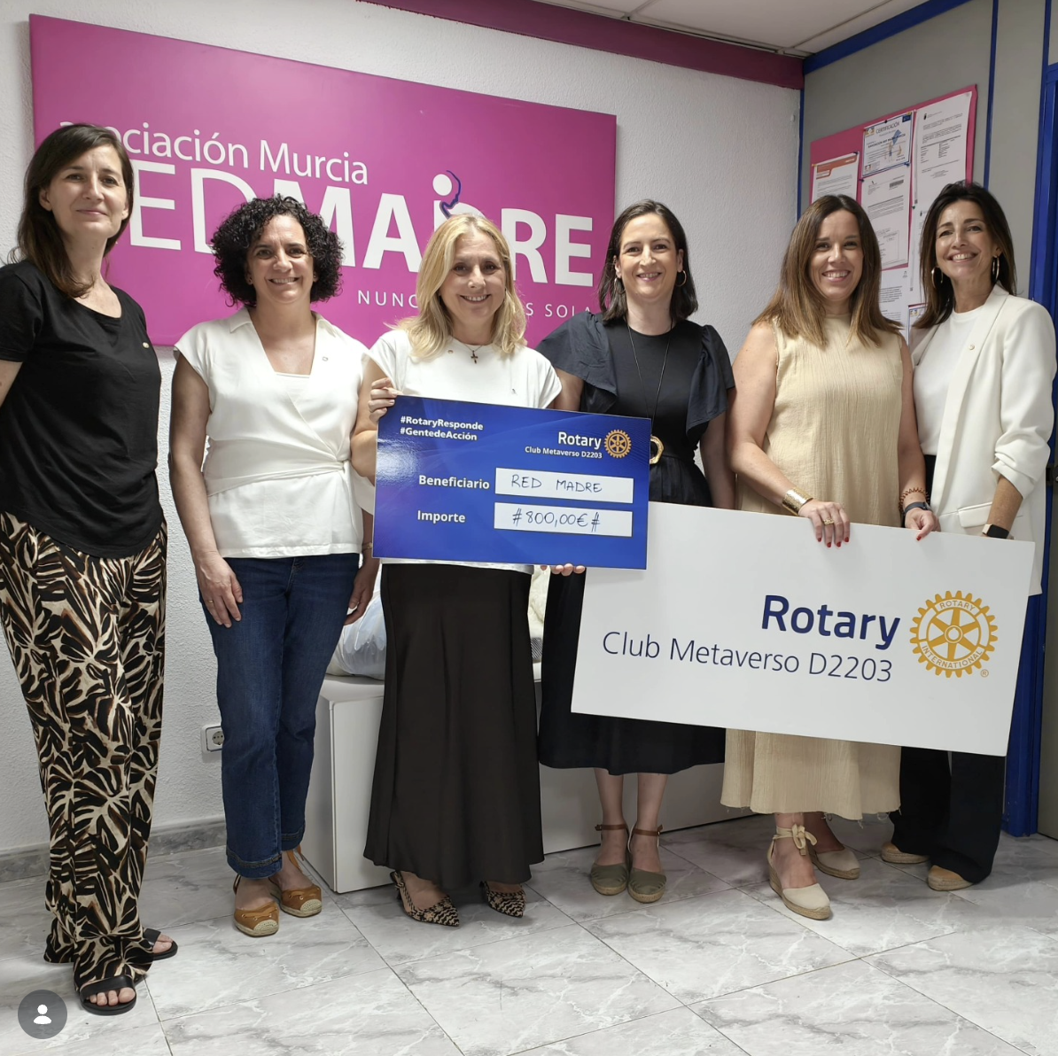 Entrega de 800 euros de Rotary Metaverso a RedMadre Murcia
